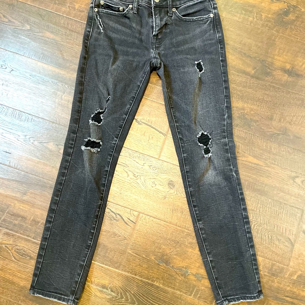 AMERICAN EAGLE ripped distressed black jean 26x28